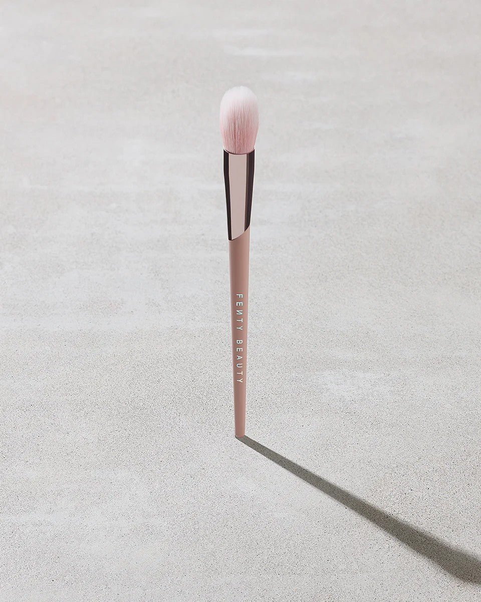 Fenty Beauty Precision Highlighter Brush 135 – Brocha Difuminadora Profesional